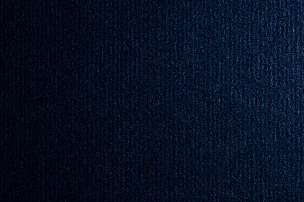 синий градиент. черная мятая бумага. бумага синий черный. дизайнерский картон синий. темно синяя смятая бумага.