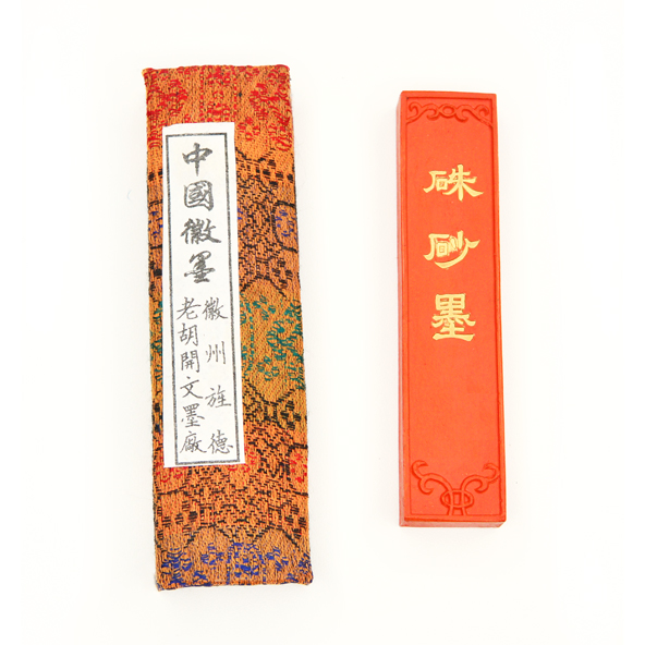 Тушь для каллиграфии сухая ярко-оранжевая, брикет 90х20х10 мм, 62 г, китайский язык 600 карточек для запоминания наиболее употребляемых иероглифов 4 футляра по 150 карточек пособие