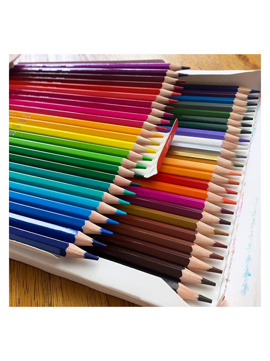 На столе лежат цветные ручки