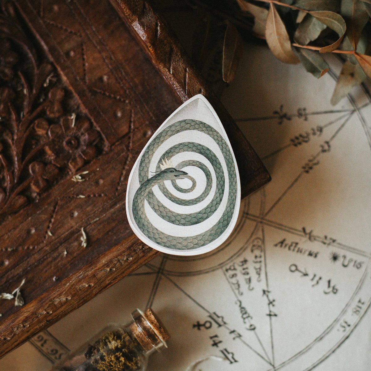 Деревянная брошка Дворникова А Уроборос в яйце 396₽