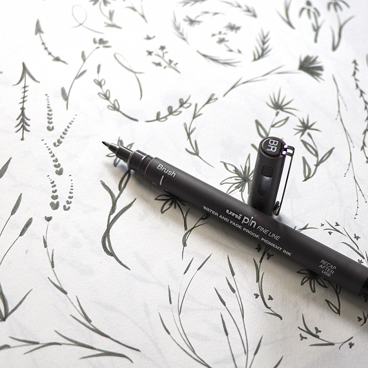 Линер UNI PIN brush 200 (S) кисть, темно-серый 606x758