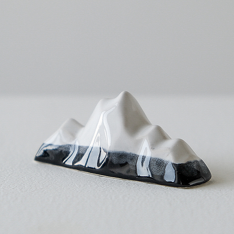 Подставка под перо, керамика "Гора" 606x758