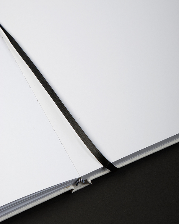 Скетчбук SKETCHMARKER & Pushkinskiy THE MIRROR 16,3х16,3 см 50 л 220 г, твердая обложка белая