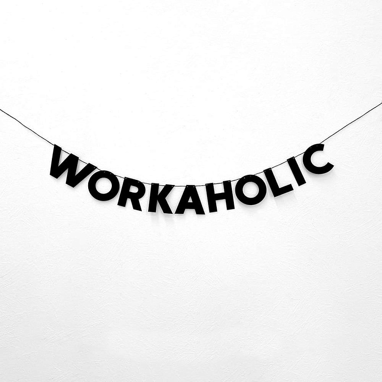 Гирлянда "WORKAHOLIC" 606x758