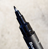 Линер UNI PIN brush 200 (S) кисть, темно-серый 3