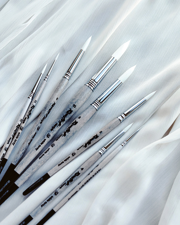 Кисть синтетика №0 круглая Roubloff "1Wt14" ручка фигурная пёстрая белая с черным кончиком, глянцева 606x758