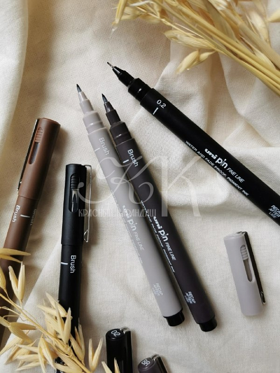 Линер UNI PIN brush 200 (S) кисть, светло-серый 606x758