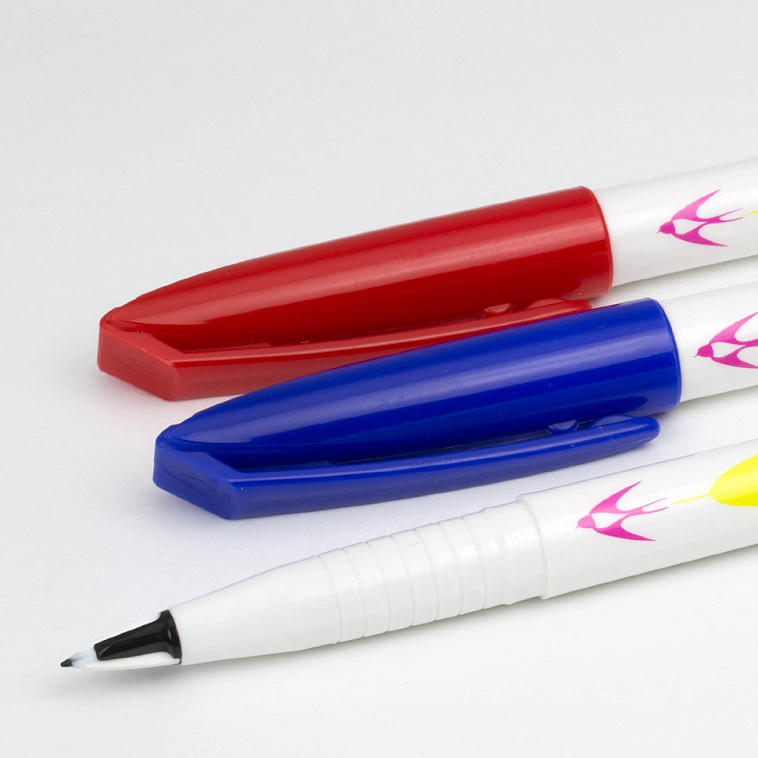Ручка с пластиковым пером Pentel "Stylo" 0,4 мм, черные чернила на водной основе 