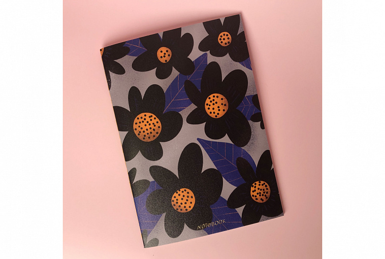 Тетрадь нелинованная Black flowers А5 24 л 90 г, скругленные края, бумага слоновая кость, сшивка 606x758