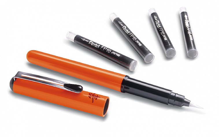 Ручка-кисть для каллиграфии Pentel "Brush Pen" в оранжевом корпусе, Черная + 4 картриджа
